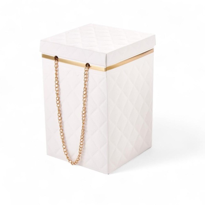 GIFT BOX BIANCO 12X12X18.7CM CON CATENA
